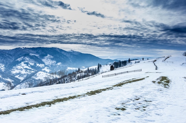 Pico de la montaña con nieve soplada por el viento Paisaje de invierno Día frío con nieve