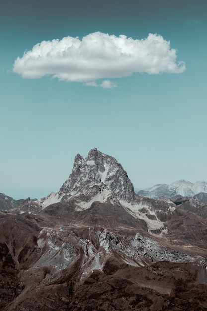 Pico de la montaña bajo una nube