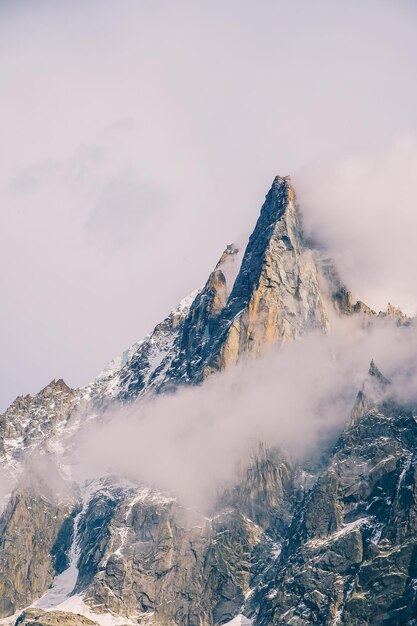 pico de la montaña con las nubes en el fondo