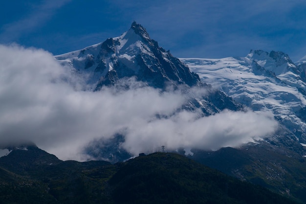 Un pico de montaña con nubes en el fondo