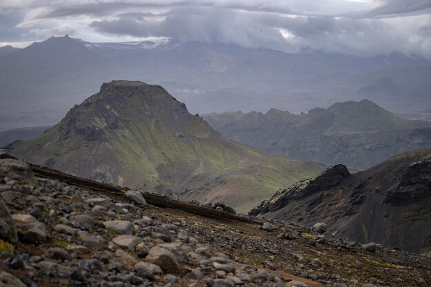 Pico de la montaña con nubes y en la ruta de senderismo laugavegur cerca de thorsmork