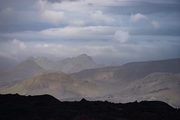 Pico de la montaña con nubes y en la ruta de senderismo laugavegur cerca de Thorsmork.