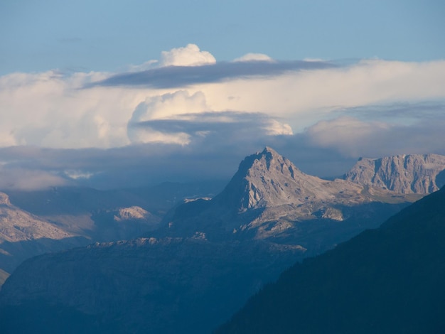 Un pico de montaña en las nubes