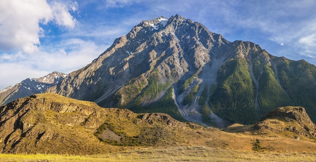 Pico de la montaña rocosa en un día de verano