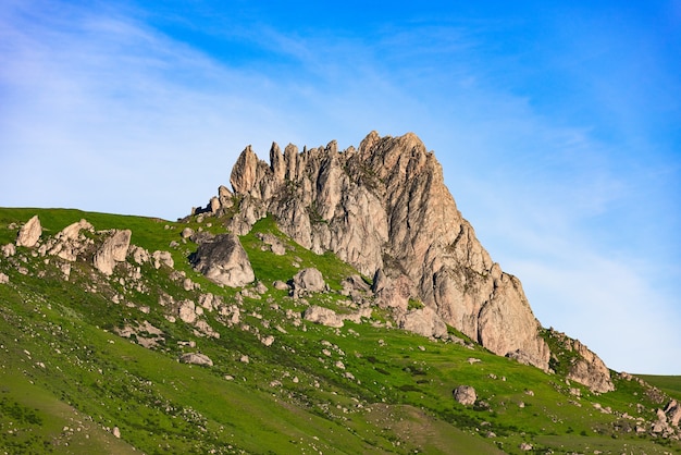 Pico de montaña sagrada y cielo azul