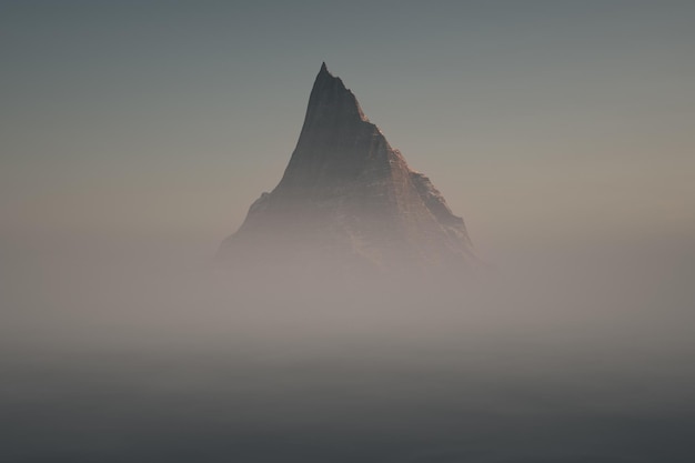 El pico de la montaña sobresale de las nubes.