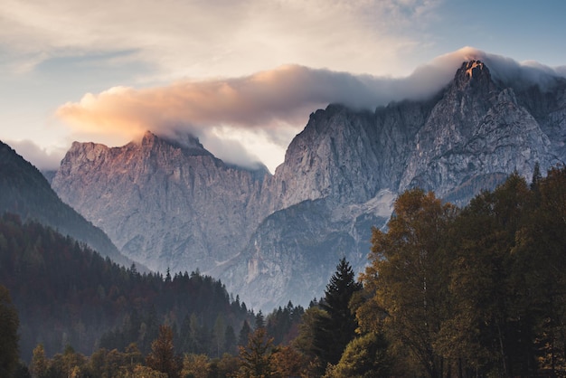 Pico de la montaña Triglav al amanecer.