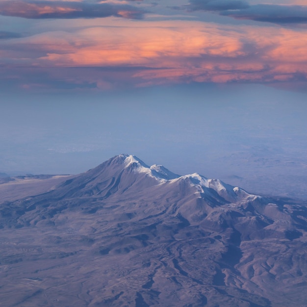 El pico de una montaña se ve desde el aire.