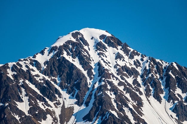 Pico de montaña con vistas a Seward en Alaska
