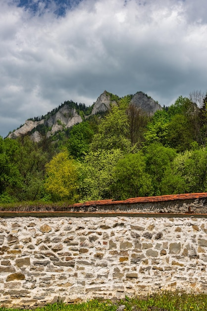 Pico de las montañas Pieniny en Polonia en primavera