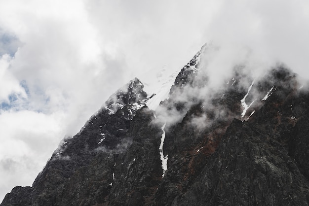 Pico nevado cubierto de niebla