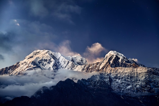 Pico nevado del Himalaya al atardecer