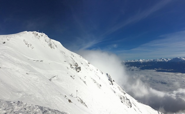 El pico nevado de las montañas alpinas Austria