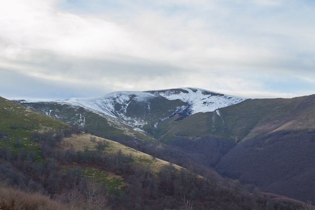 El pico nevado del monte Gemba