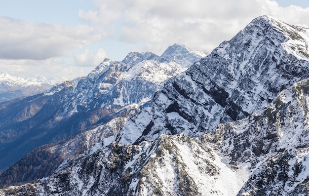 Pico nevado no inverno