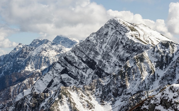 Pico nevado no inverno