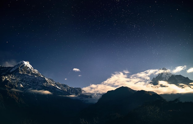 Pico de nieve del Himalaya en el cielo nocturno