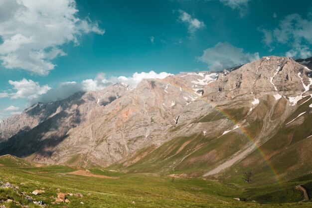 Pico nublado das montanhas turcas com arco-íris