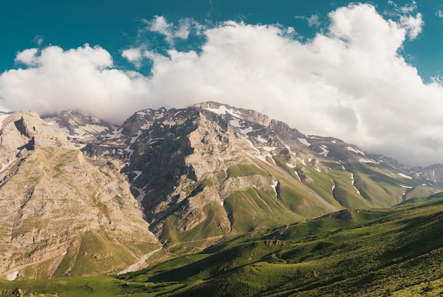 Pico nublado das montanhas turcas
