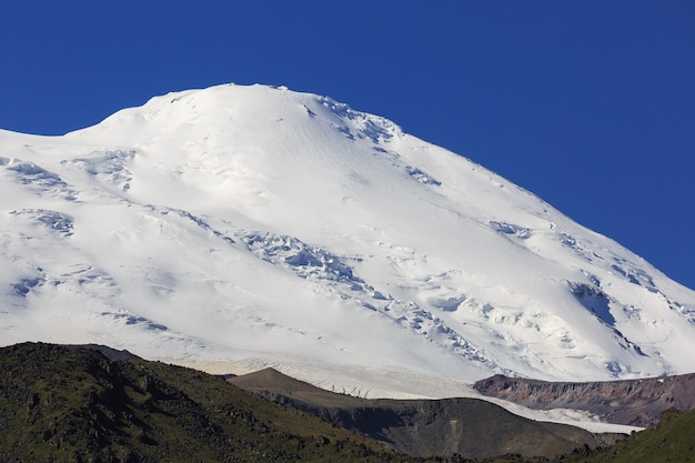 El pico occidental del monte Elbrus está cubierto de nieve.