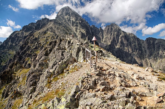 Pico rochoso Lomnicky stit nas montanhas High Tatras Eslováquia