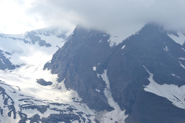 Pico rocoso de la montaña cubierta de nieve Alpes en Austria