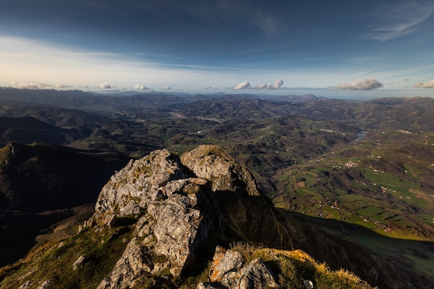 Pico Txindoki con excelentes vistas a todo el País Vasco.