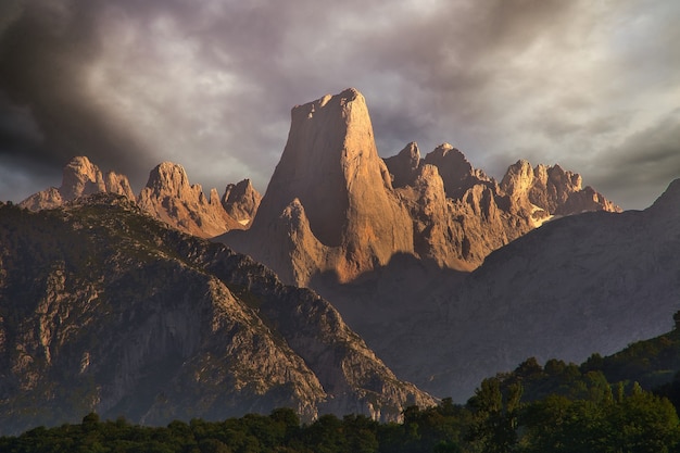 Foto pico urriellu o naranjo de bulnes.