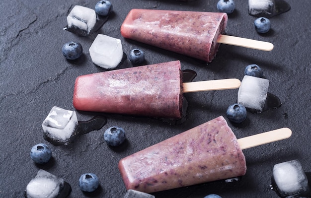 Foto picolé com mirtilos e iogurte sorvete de verão