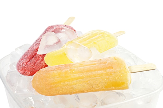 Picolé de três frutas coloridas em uma tigela de gelo isolado no fundo branco