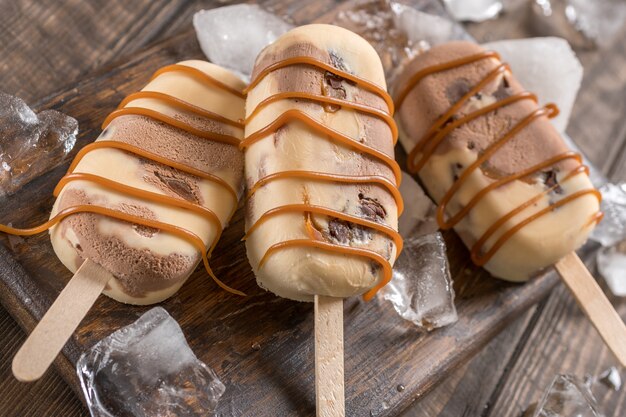 Picolés de chocolate caseiro de caramelo com doces