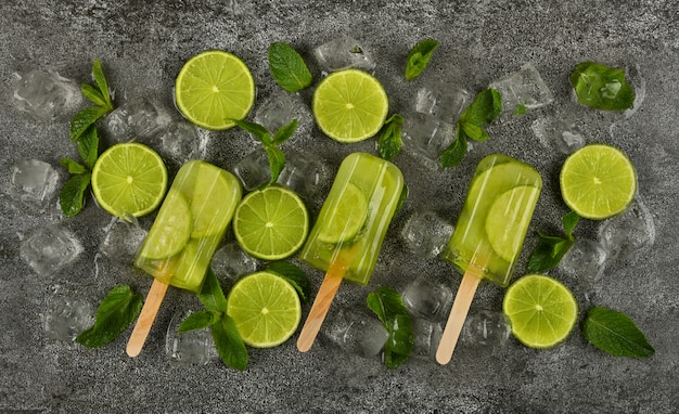 Foto picolés de gelo de limão e menta congelados na mesa