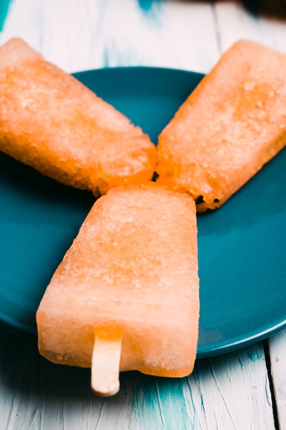 Foto picolés de suco de laranja vegan caseiro