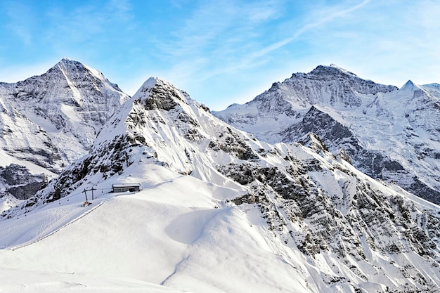 Picos alpinos de Monch, Jungfrau y Tschuggen en invierno