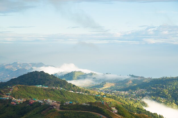 Picos cubiertos de niebla