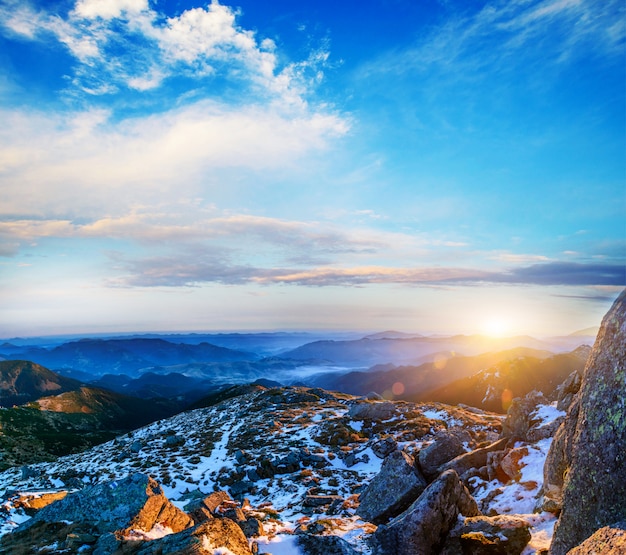 Picos cubiertos de nieve