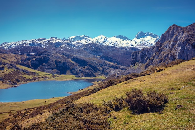 Picos da europa parque nacional picos de europa um lago glacial ercina asturias espanha europa