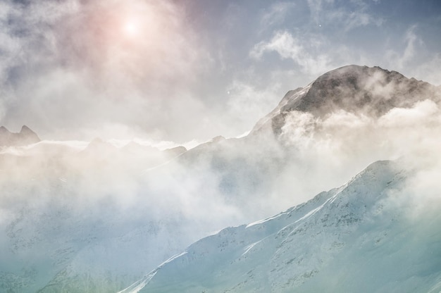 Picos das montanhas de inverno ao pôr do sol. Cáucaso, Federação Russa. Linda paisagem de inverno