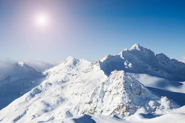 Picos das montanhas de inverno. Estância de esqui Elbrus. Cáucaso, Federação Russa. Linda paisagem de inverno