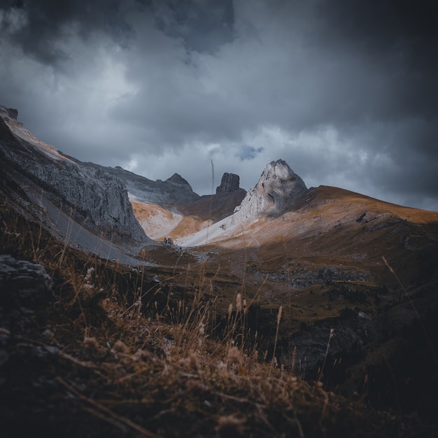 Picos das montanhas dos Pirenéus em dia nublado