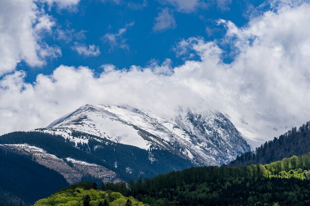 Picos das montanhas Fagaras e nuvens brancas, Romênia