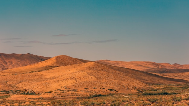 Picos das montanhas sob os raios do sol