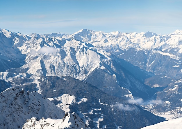 Picos de montanha cobertos de neve do inverno do panorama na Europa