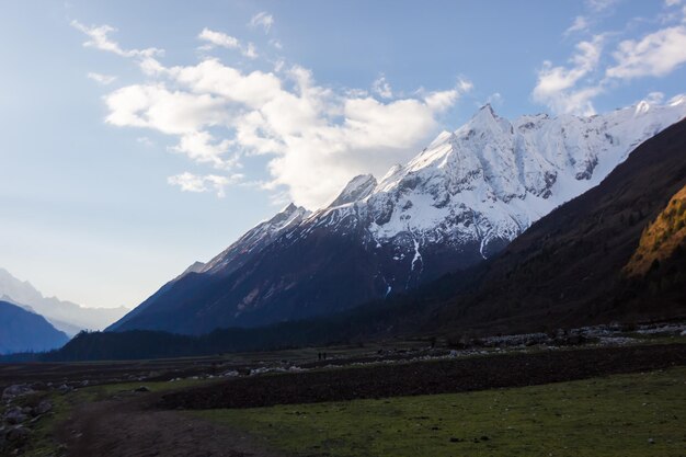 Picos de montanha cobertos de neve iluminados pelo amanhecer em manaslu Himalaia