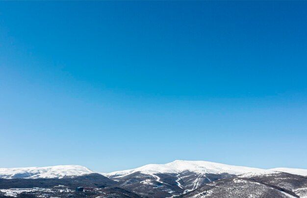 Foto picos de montanha cobertos de neve no inverno no cáucaso ótimo lugar para esportes de inverno