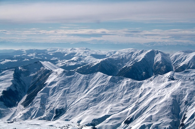 Picos de montanha cobertos de tampões de neve