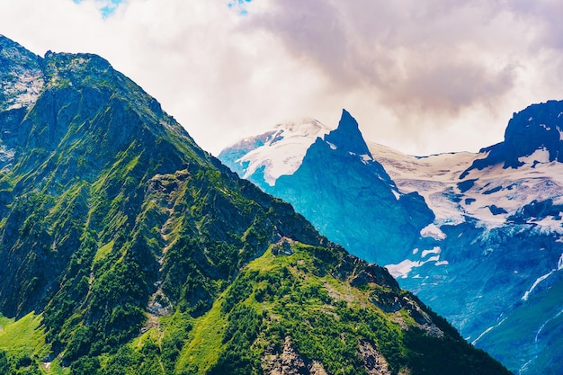 Picos de montanha contra céu nublado Picos de rochas magníficas localizadas contra céu nublado brilhante em dia ensolarado na natureza