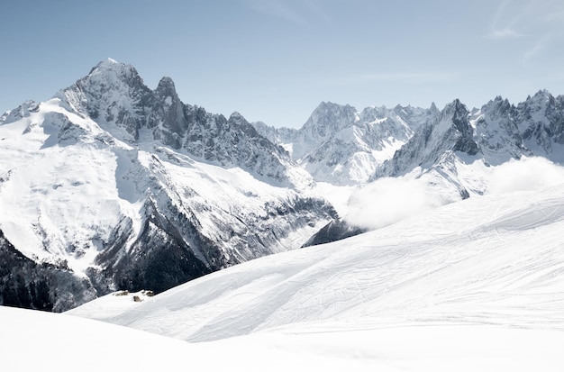 Foto picos de montanha de inverno de chamonix das pistas de esqui