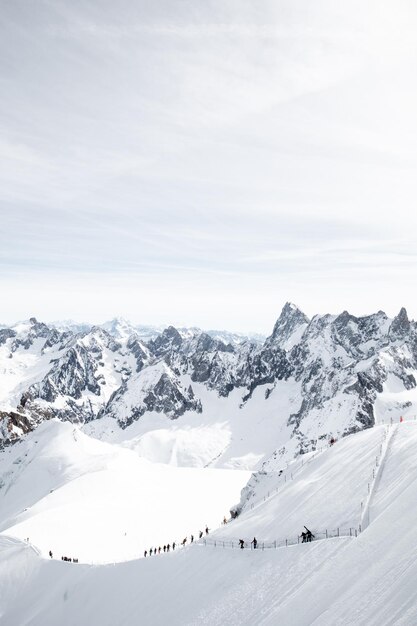 Foto picos de montanha de inverno de chamonix das pistas de esqui