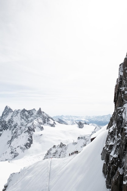 Foto picos de montanha de inverno de chamonix das pistas de esqui